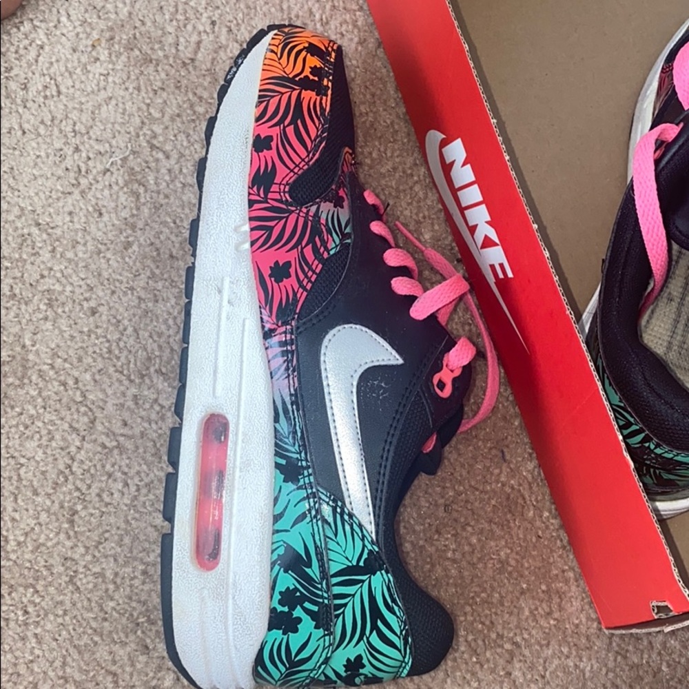 Air Max - Picture 2 of 3